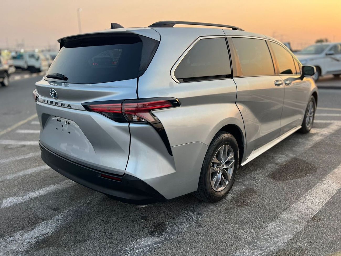 Toyota Sienna 2021 Toyota Sienna, Xle Hybrid + Sunroof + Leather & Electric Seats + Push Start + Doors Open Close 