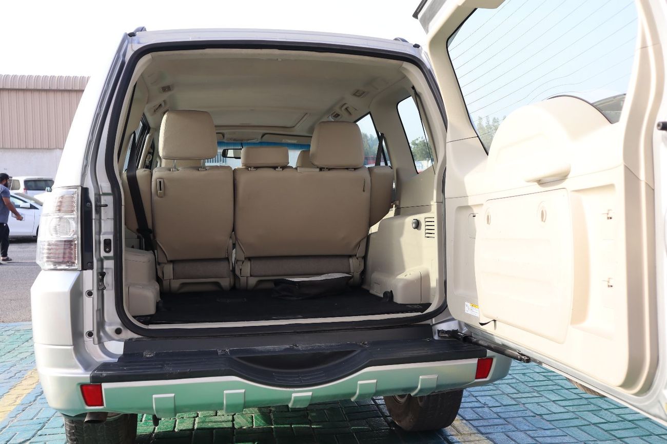 Mitsubishi Pajero GLS 3.5L (186 HP) (7 Seater)