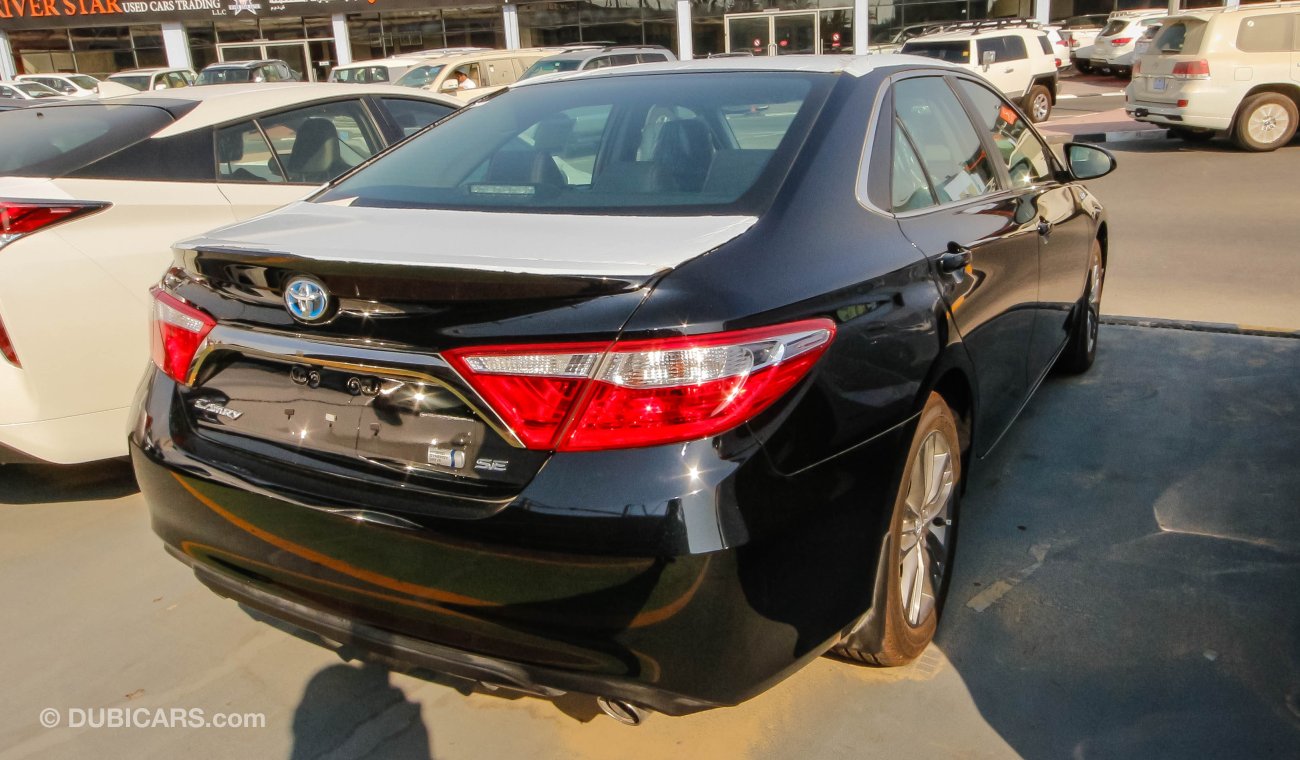 Toyota Camry SE Hybrid