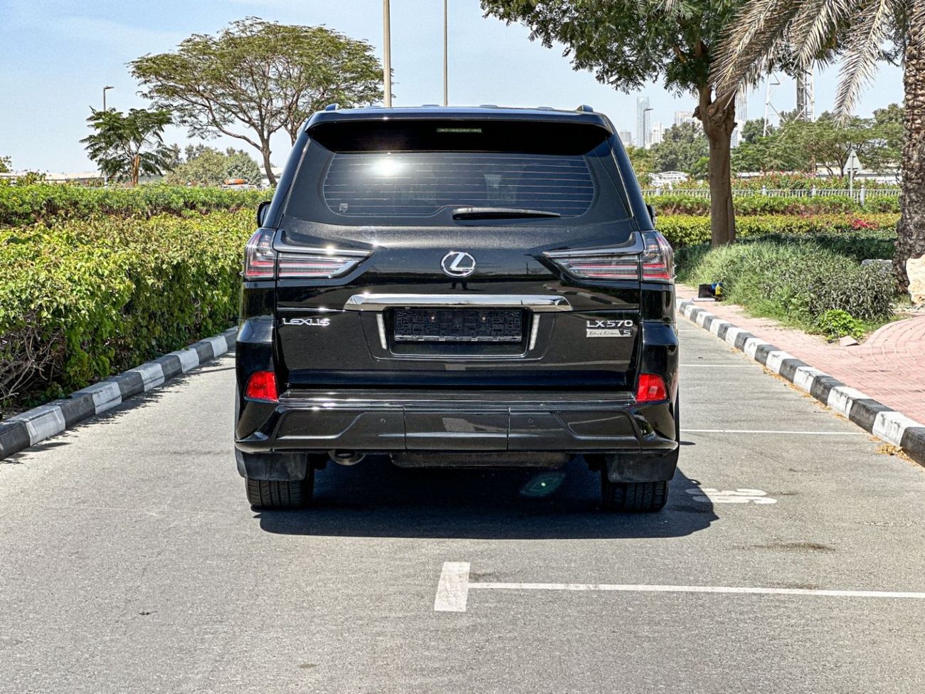 لكزس LX 570 Lexus Lx570s Signature Black Edition 5.7L / Gcc Specification