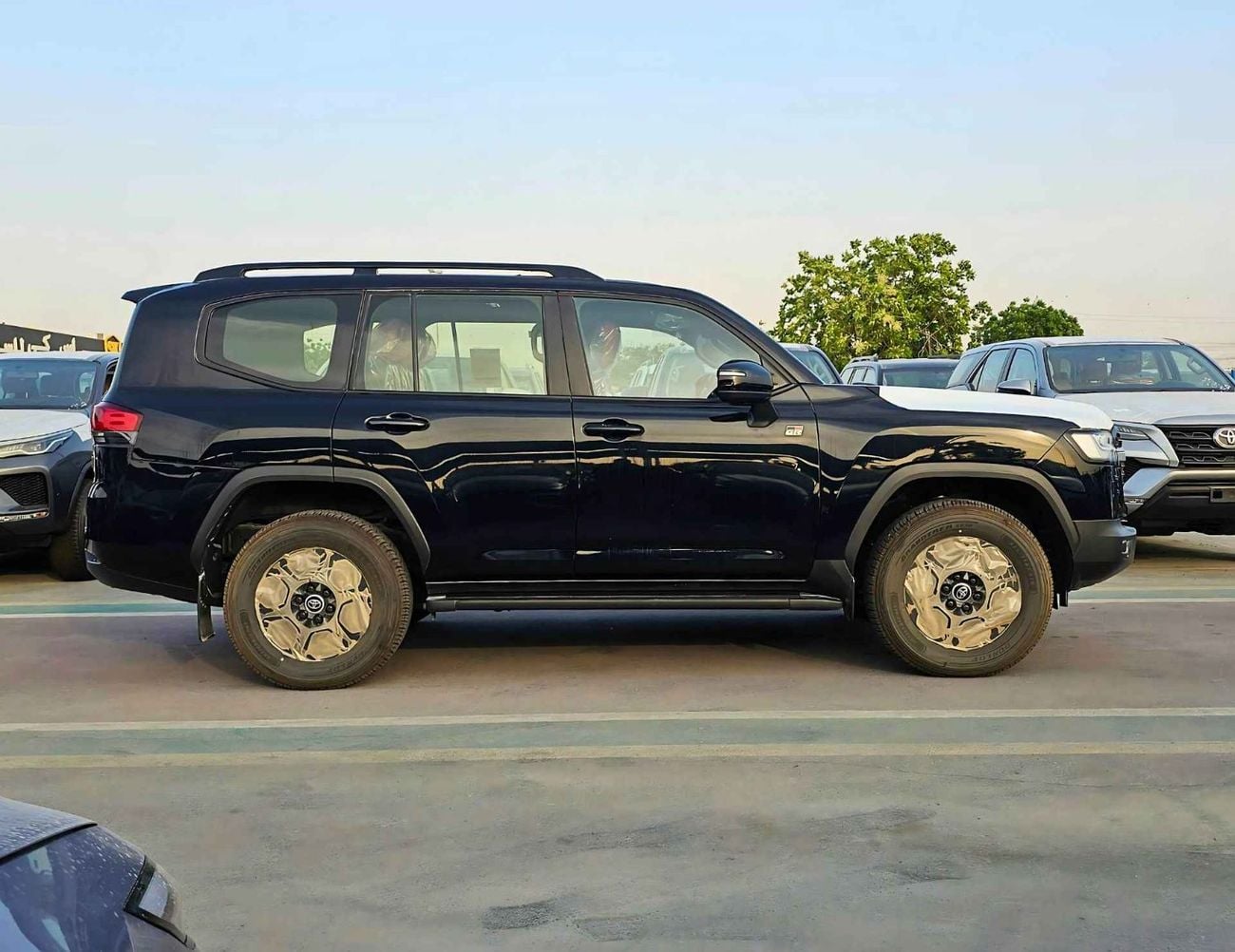 تويوتا لاند كروزر GR SPORT || 3.3L Diesel V6 / RADAR / BIG DVD / REAR ENTERTAINMENT DVD / COOL BOX (CODE#LCDGR)