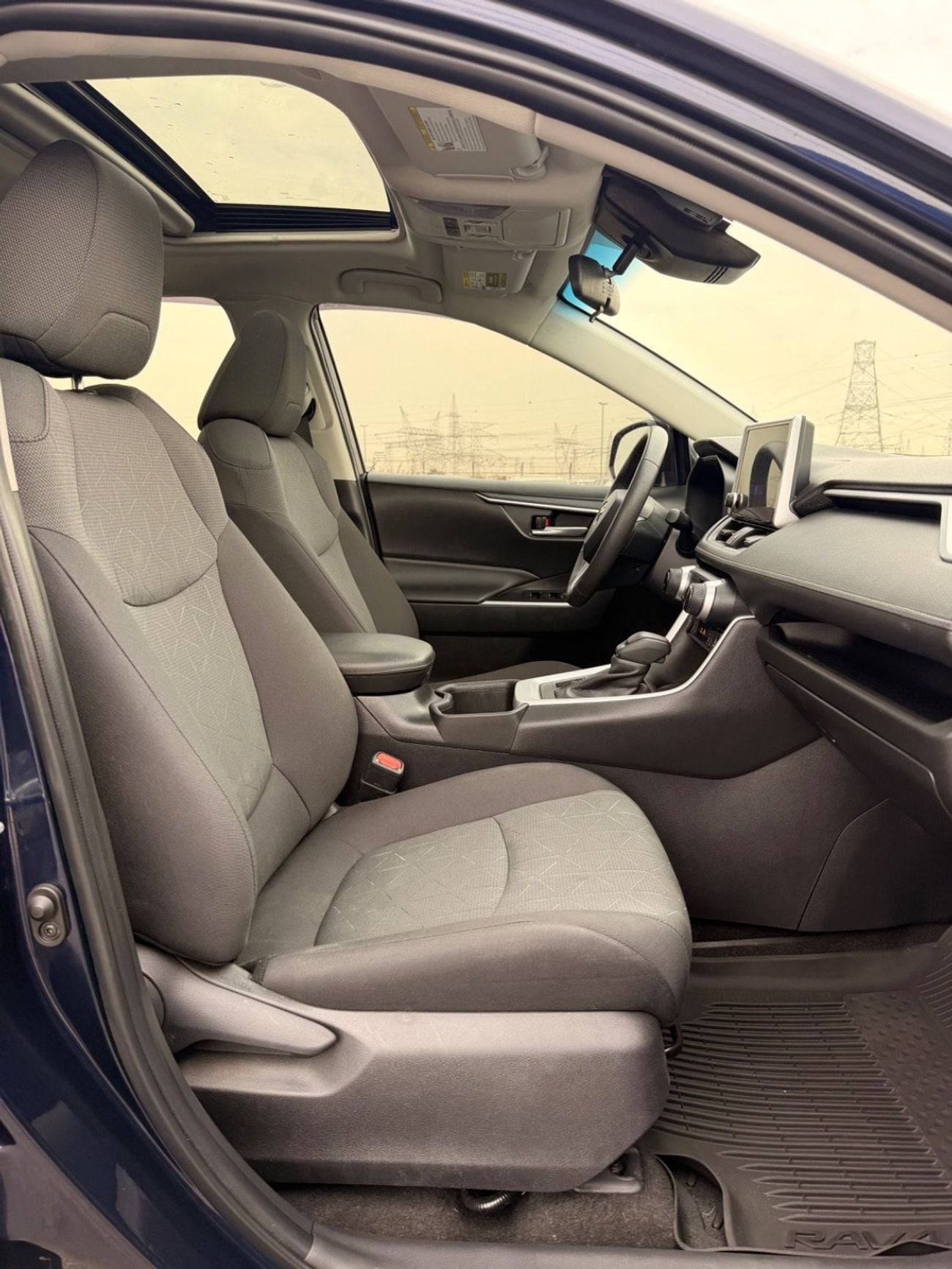 Toyota RAV4 XLE 2.5L  4X4 Sunroof, push start full option