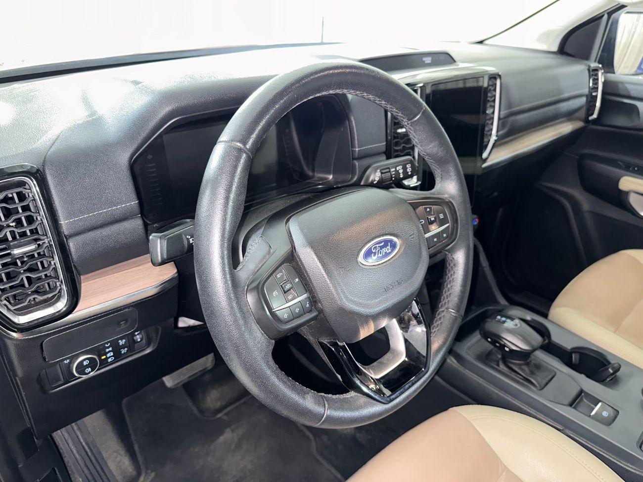 Ford Everest XLT EVR424 /AL TAYER MOTORS AL QOUZ SHOWROOM