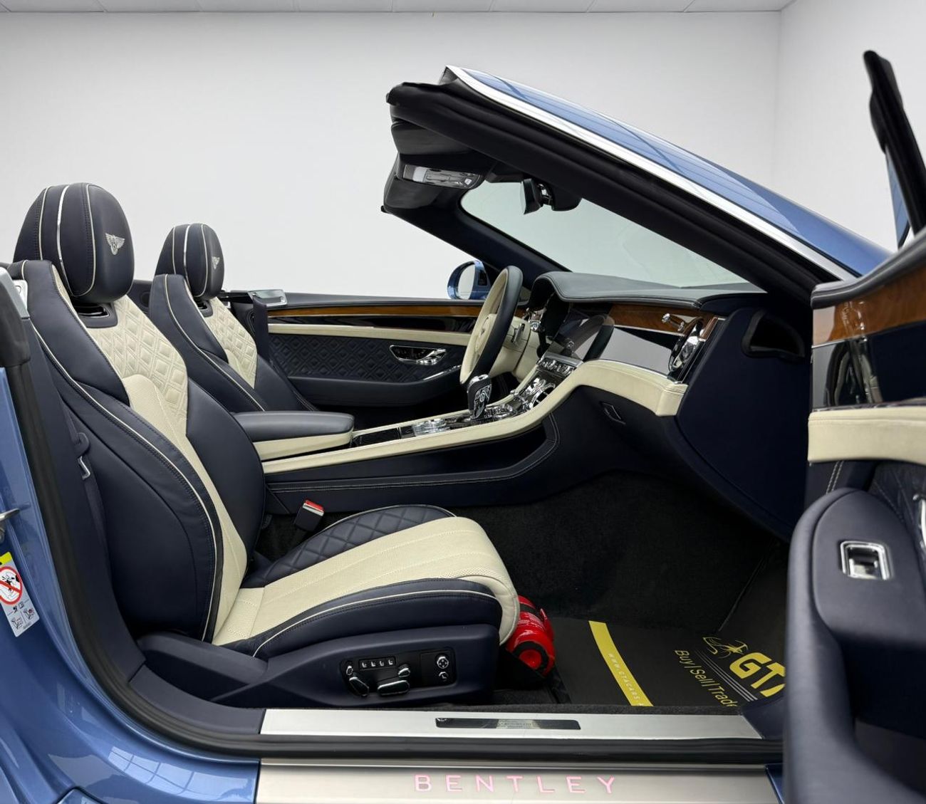 بنتلي كونتيننتال جي تي سي 2022 Bentley Continental GTC V8 ,Bentley Warranty+Service Contract+Full Service History ,GCC