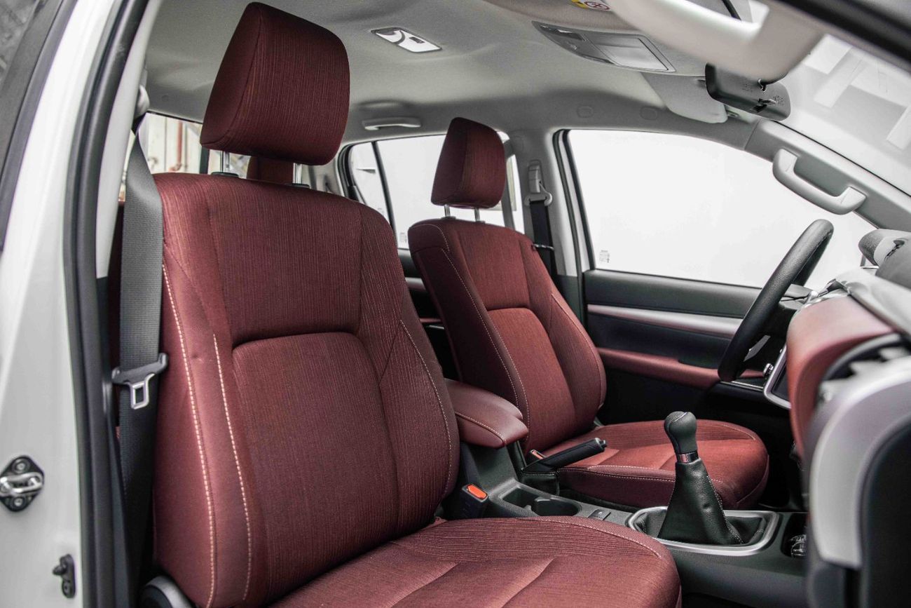 تويوتا هيلوكس 2.7L - Super White Inside Red | Export Only