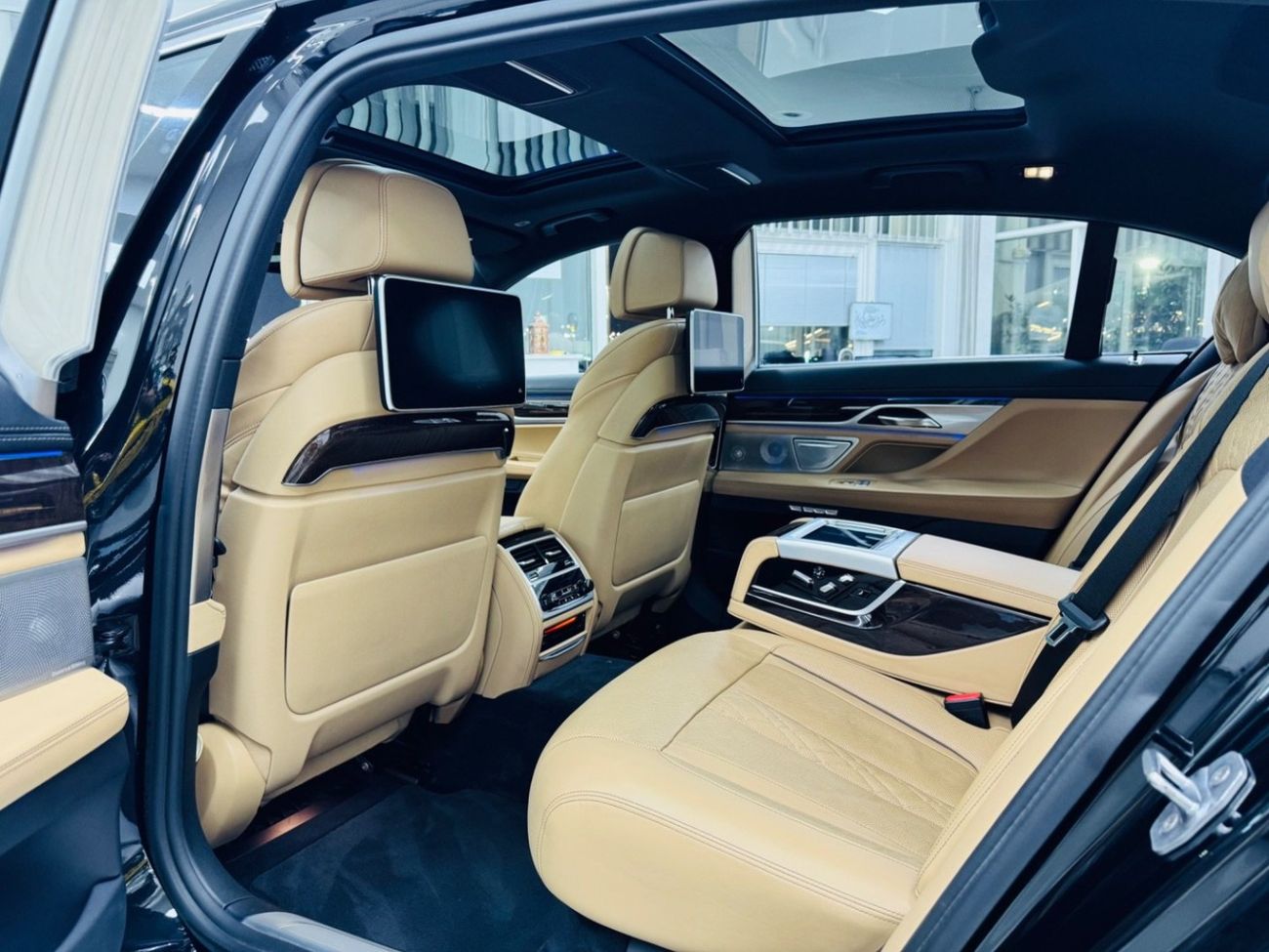 بي أم دبليو 750Li M Sport 4.4L (523 HP)