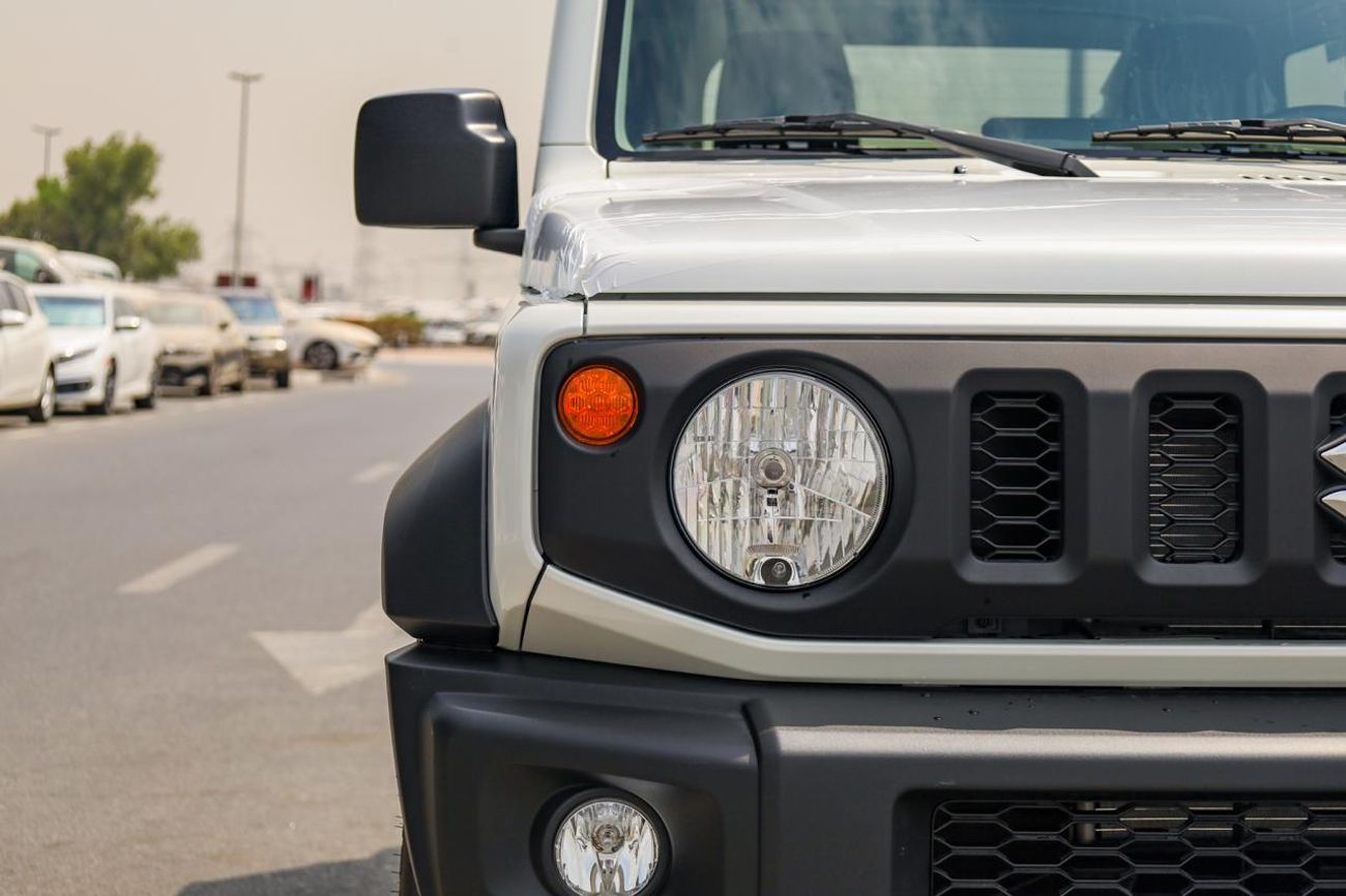 سوزوكي جيمني للبيع في دبي الإمارات: سوزوكي جمني GL بابين 2026 جديدة بالكامل. عداد صفر، قير عادي، بنزين، دفع رباعي