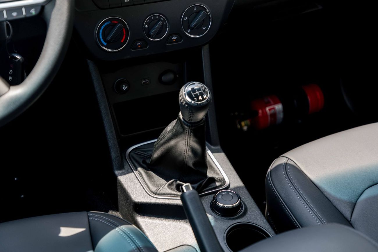 جريت وول وينغل 7 4X4 Standard 2.4L - Manual - Titanium White Inside Black