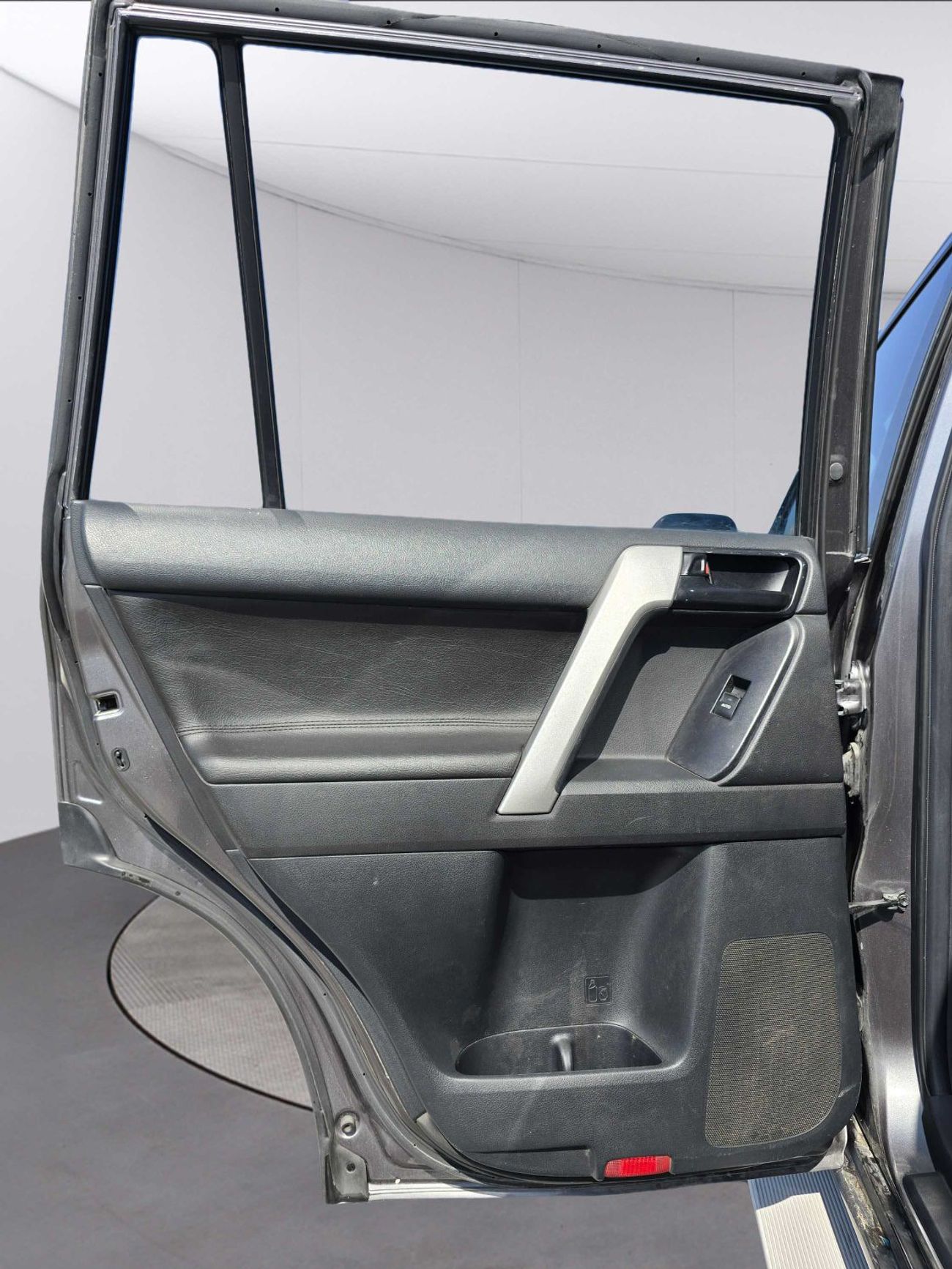 تويوتا برادو 4x4 Diesel Right Hand Drive (Export Only )