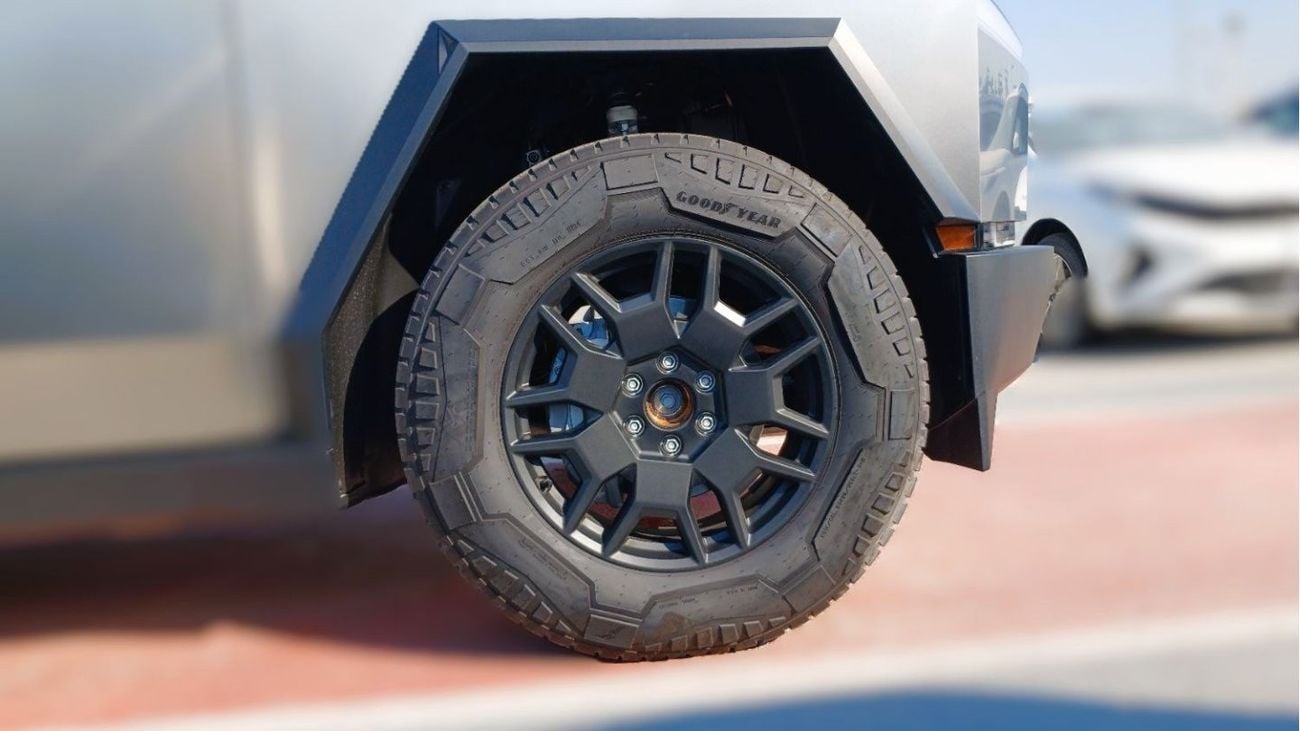 تسلا سايبرتراك Tesla Cybertruck Foundation Series electric pickup truck 2024YM