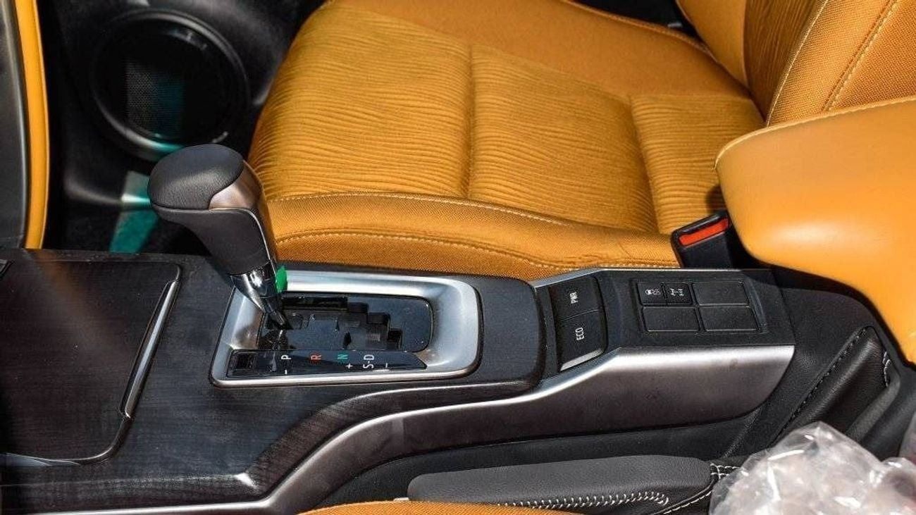 تويوتا فورتونر 2025 Toyota Fortuner 4.0L Petrol AT (White-Beige)