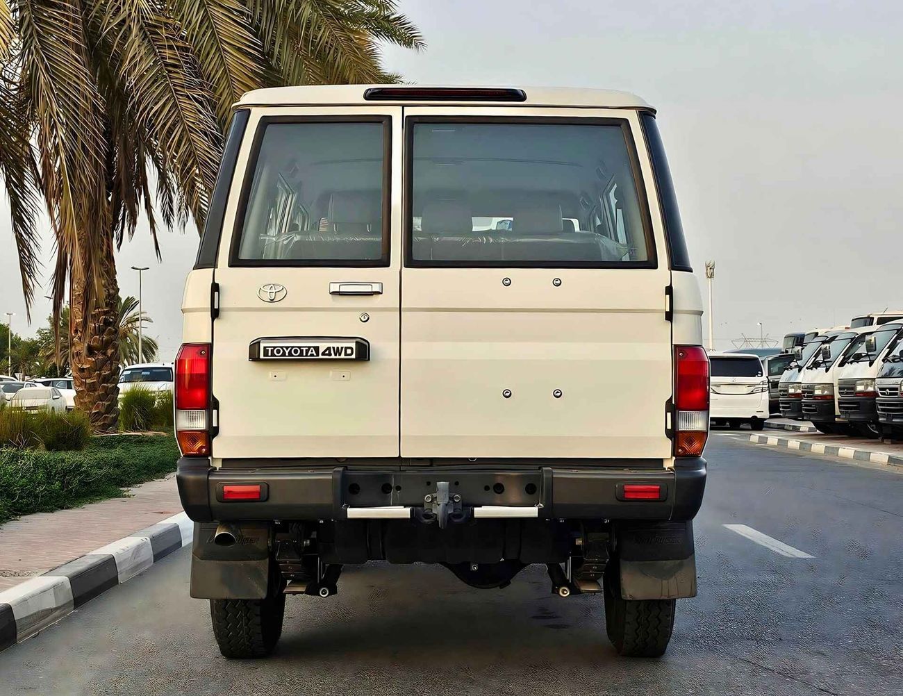 Toyota Land Cruiser 70 LC76 / V6 / 4.2L DIESEL / M/T / POWER WINDOWS WITH LEATHER/ 4WD (CODE # 68037)