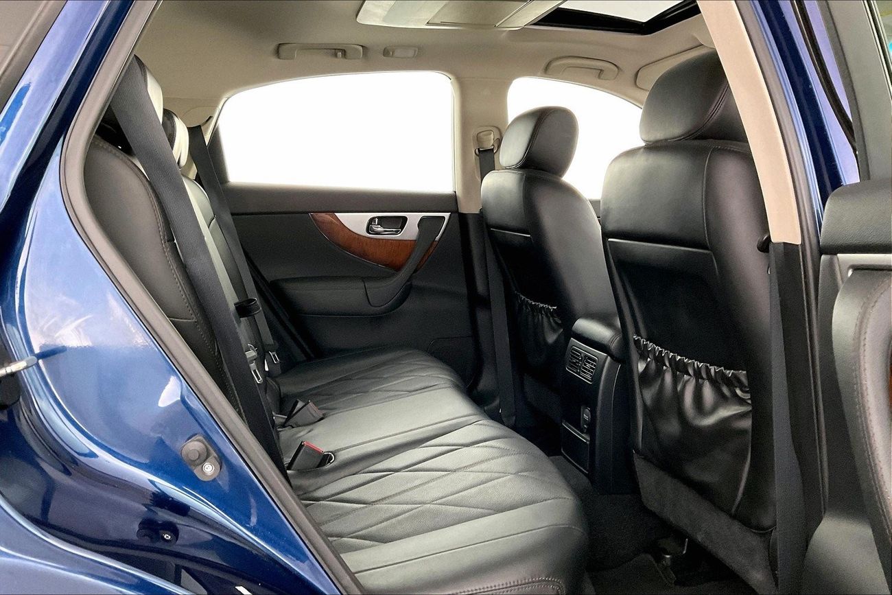 Infiniti QX70 Luxury / Luxe Sensory