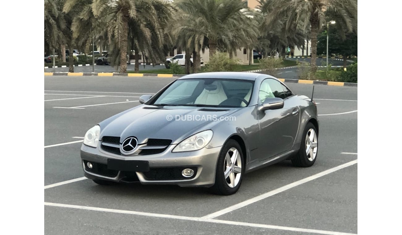 Mercedes-Benz SLK 200 Model 2009 GCC car prefect condition inside and outside full option