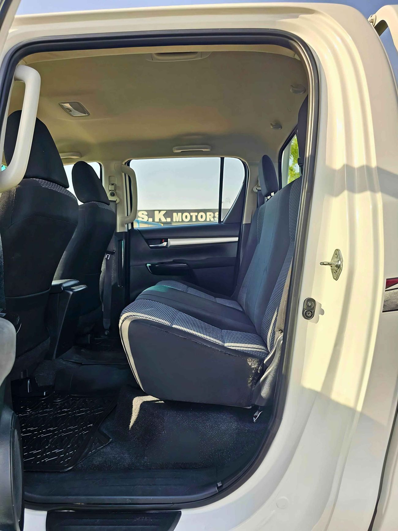 تويوتا هيلوكس PICK UP/ PATROL/ AUTOMATIC/ AUTO WINDOWS/ WIDE BODY/ FULL OPTION/  EXPORT ONLY/ LOT#41355