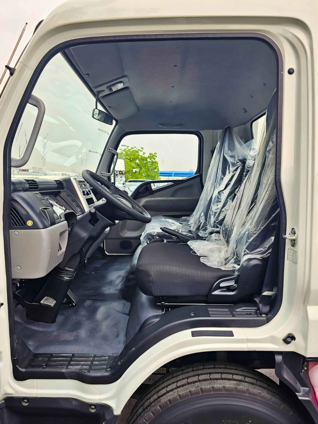 Mitsubishi Fuso Canter CARGO Z87 WITH ABS / 170L 2 TANKS / 4.2T DIESEL V6 M/T (CODE # CMCAR)