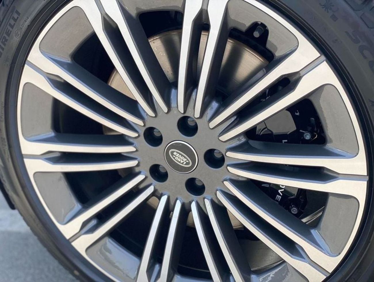 لاند روفر رينج روفر GCC SPEC UNDER WARRANTY AND SERVICE CONTRACT