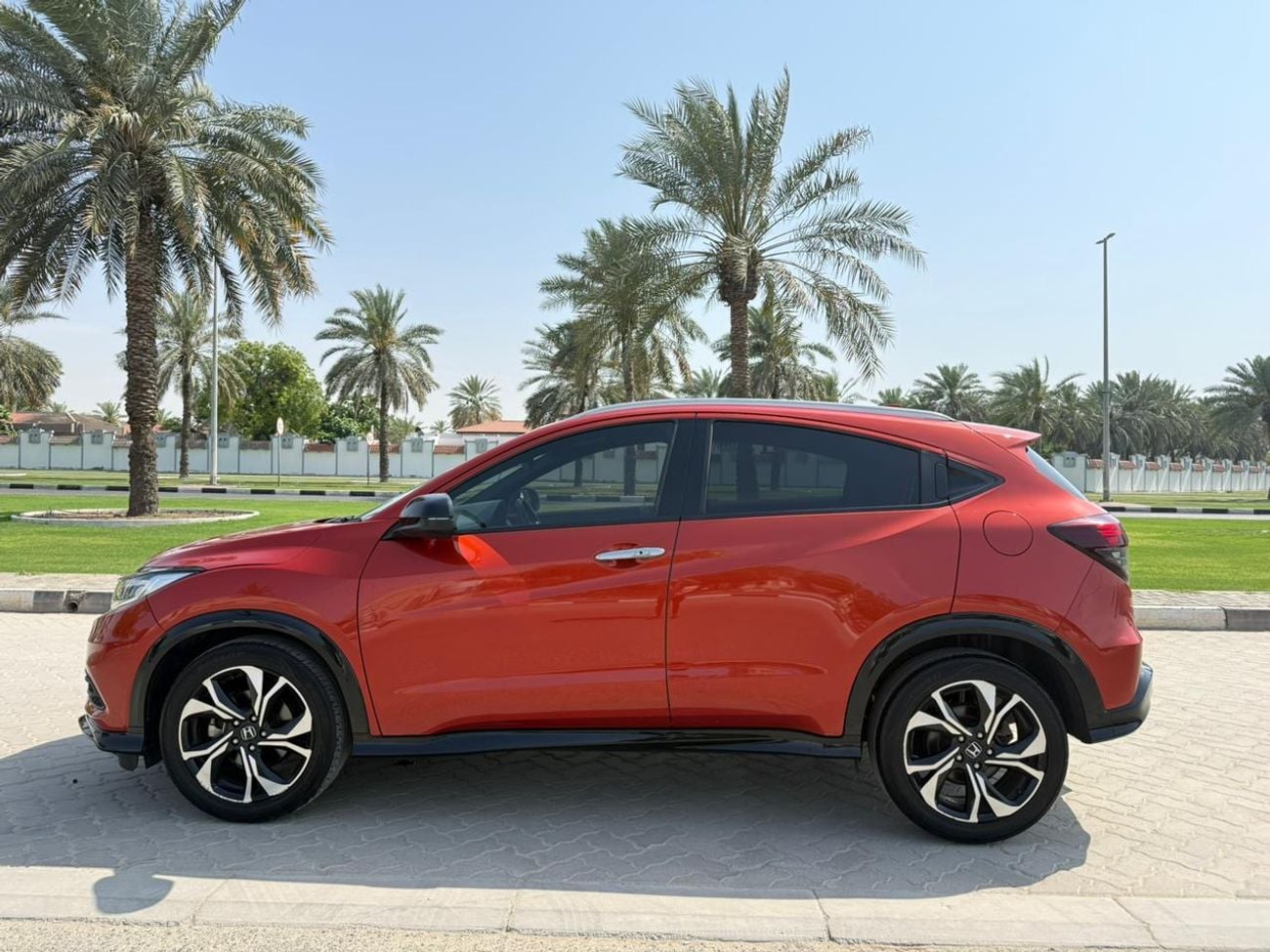 هوندا HRV RS 1.8L v4 petrol engine RHD 2WD Automatic transmission 5 Seats Suv with 5 doors