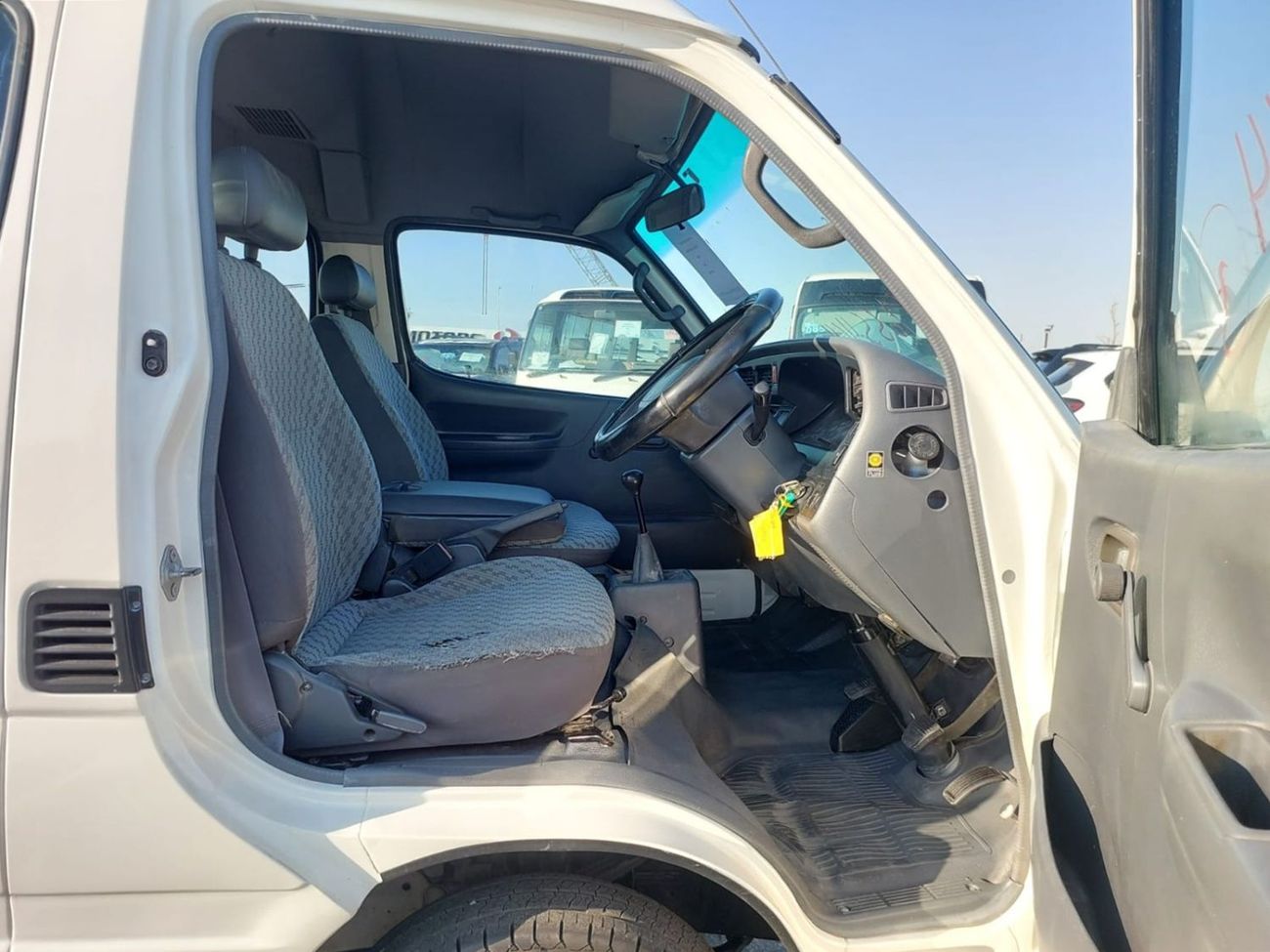 تويوتا هاياس TOYOTA HIACE VAN RHD 2004 MODEL 2.4 L PETROL MANUAL(PM13814)