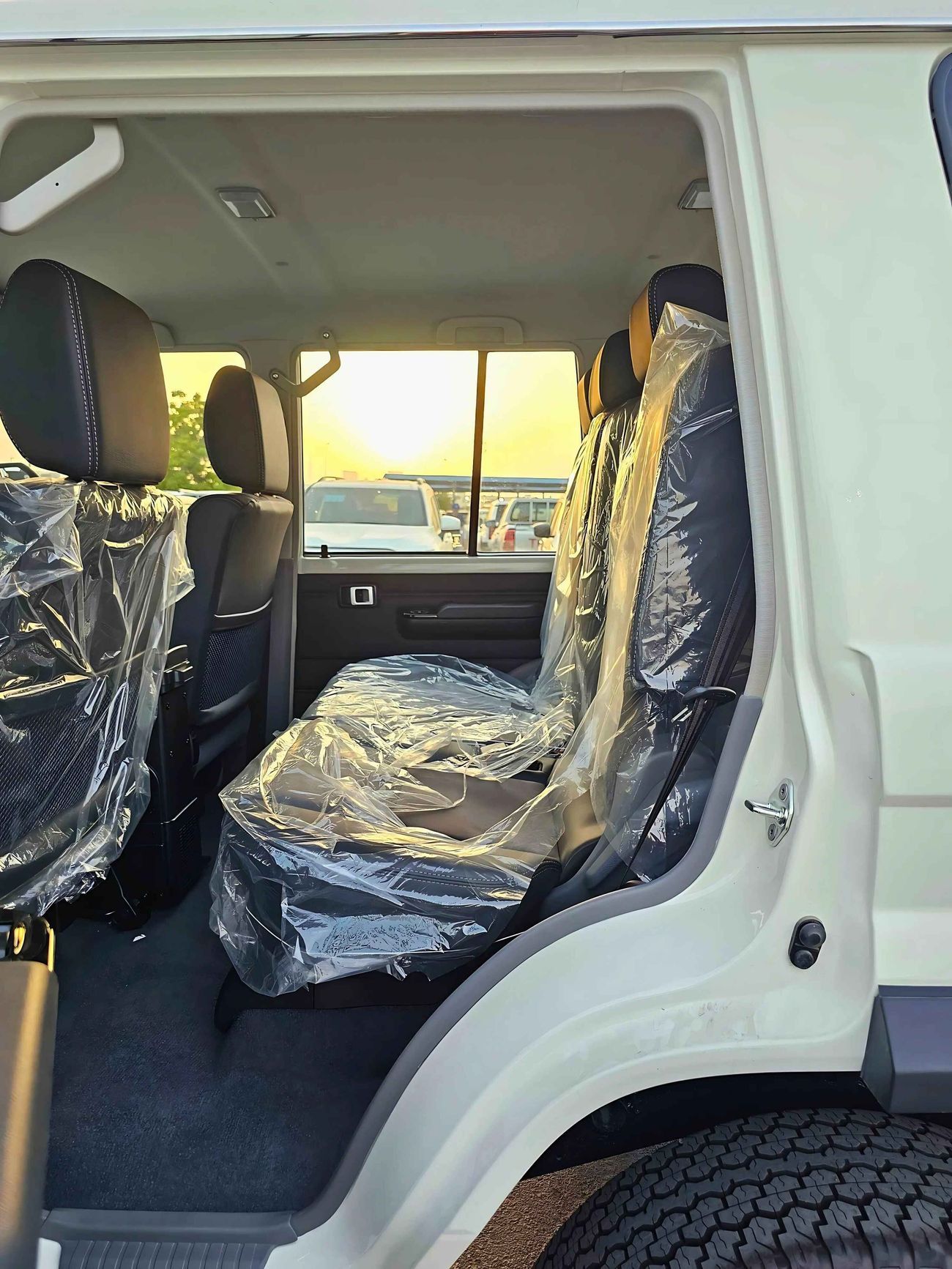 تويوتا لاند كروزر 70 LC76 / 4.0L PETROL A/T  / DIFF LOCK / REFRIGETOR / FULL OPTION / CODE# LC76