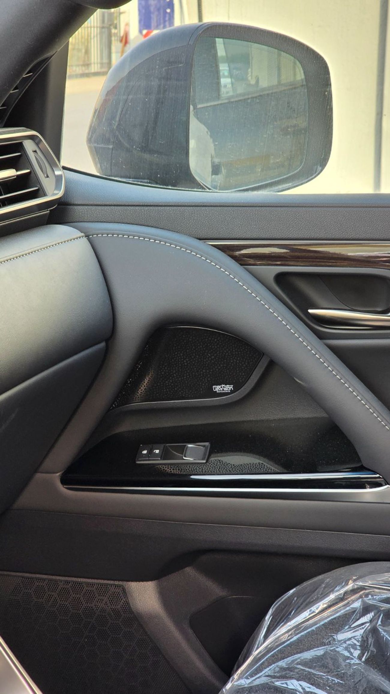 Lexus LX 600 VIP w/Black Pkg 3.5L