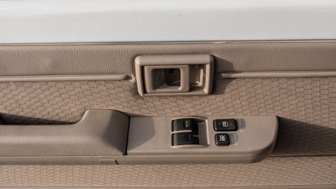 تويوتا لاند كروزر 70 LC76 HT VXR 2025 Toyota Land Cruiser LC71 4.0L AT Petrol (White-Beige) Mid Option