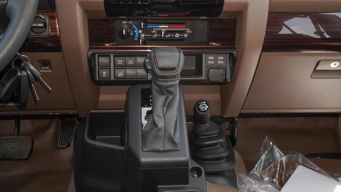 Toyota Land Cruiser Pick Up LX 2.8L Diesel Double Cabin A/T