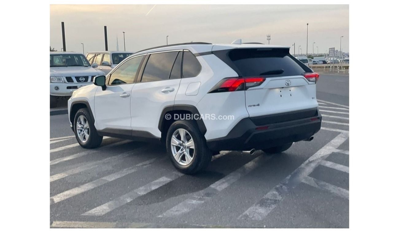 Toyota RAV4 2020 Toyota RAV4 XLE 2.5L V4 -