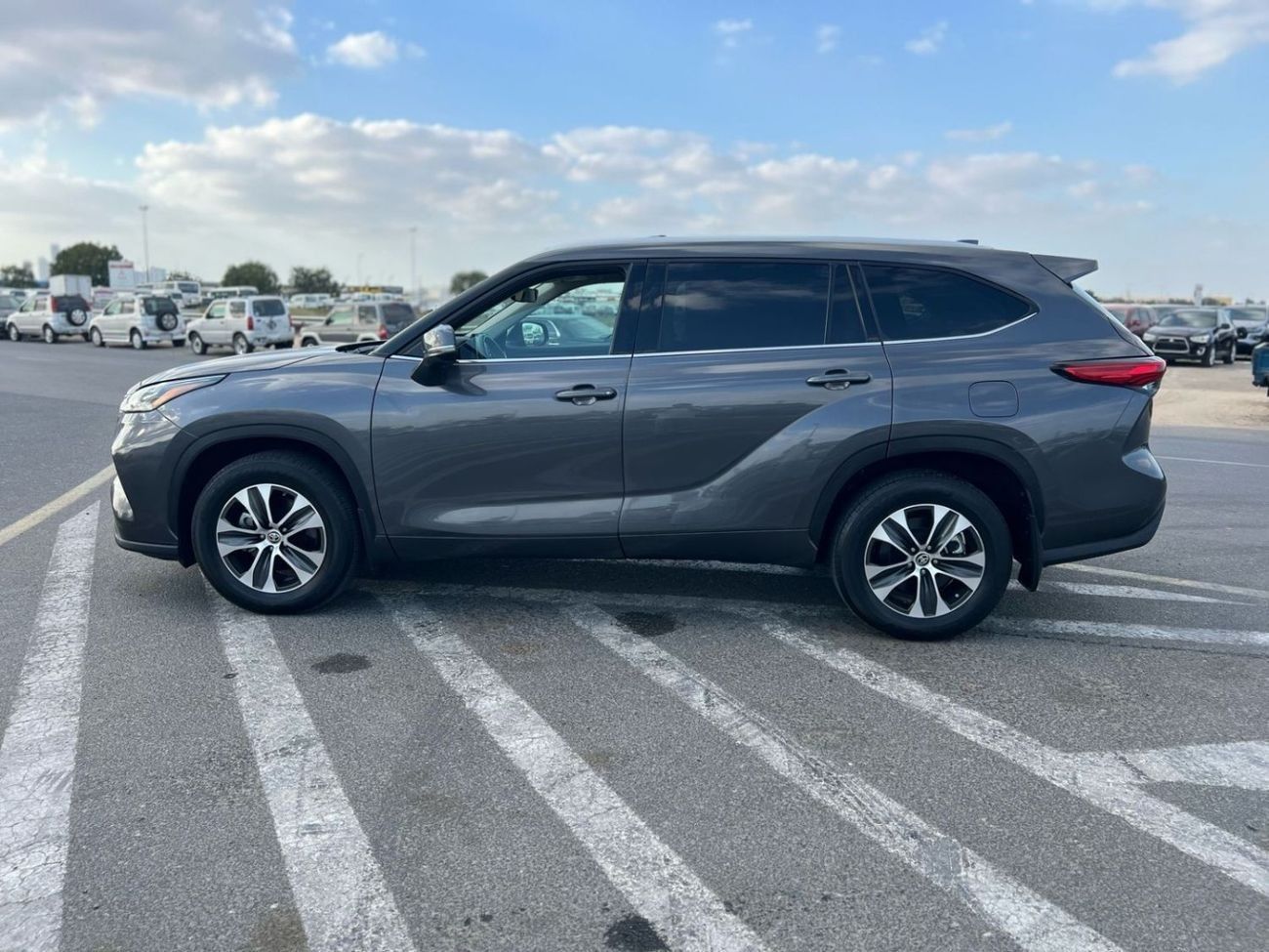 تويوتا هايلاندر 2022 TOYOTA HIGHLANDER XLE   3.5L V-6 //   4 WHEEL DRIVE 4X4 // SUNROOF //  PUSH START   // LEATHER