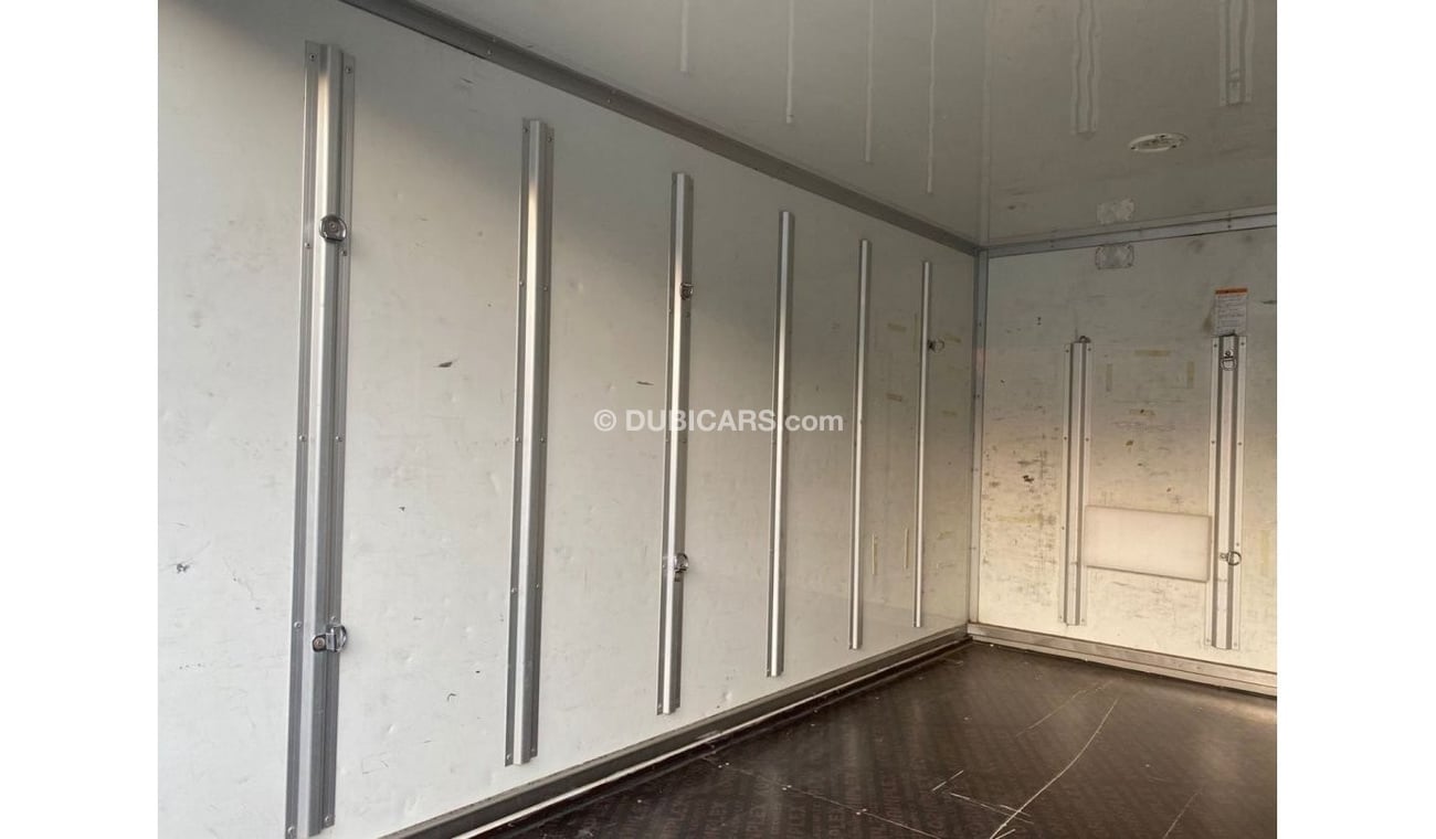 هيونداي بورتر 2 HYUNDAI PORTER PICK-UP WITH BOX 2014 GCC V4 ACCIDENT FREE - PERFECT CONDITION - ONLY 65000 KM