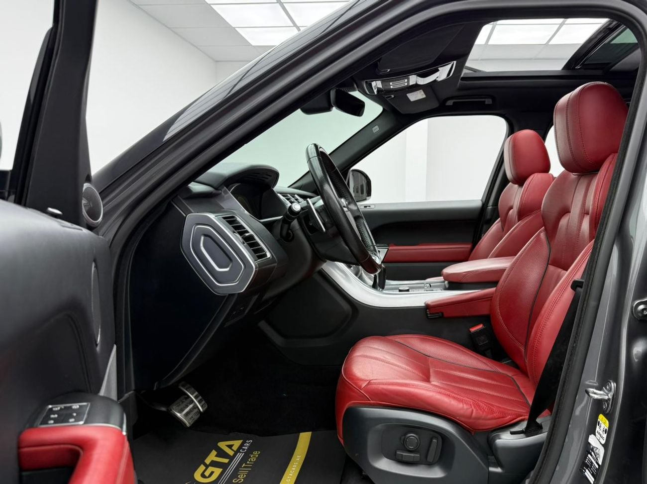 Land Rover Range Rover Sport 2017 Range Rover Sport HSE Dynamic, Full Service History, Fully Loaded, Excellent Condition, GCC