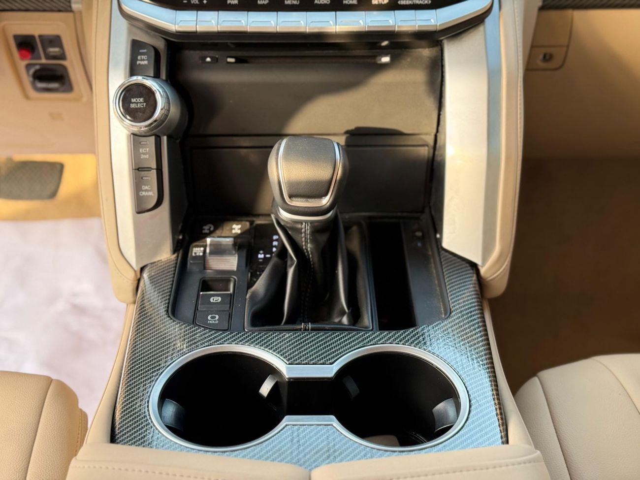 Toyota Land Cruiser Toyota Landcruiser Lc200,2015 grey colour and biegie interior ,Gcc specs LHD petrol engine..8seaters