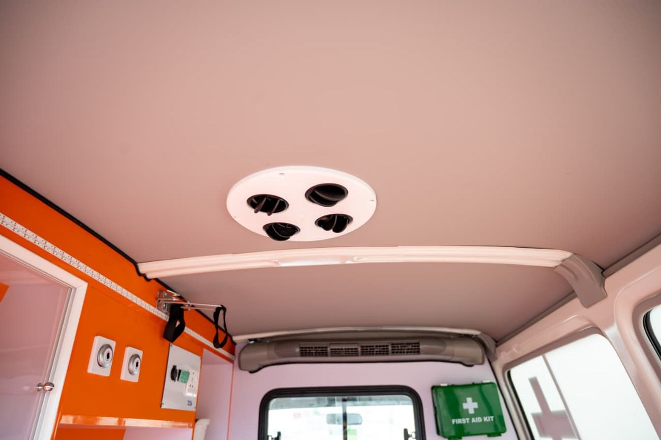 تويوتا لاند كروزر 70 LC 78 | Manual Transmission | 4.2L Diesel | 3 door | Basic Life Support Ambulance