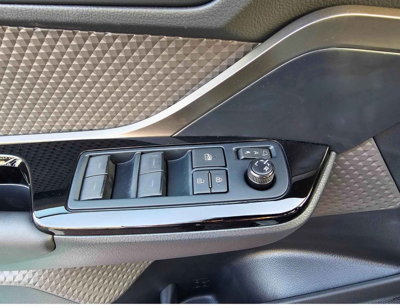 Toyota CHR LUXURY / 1.8L HYBRID / PUSH START / LEATHER SEATS / FULL OPTION (CODE# 68017)