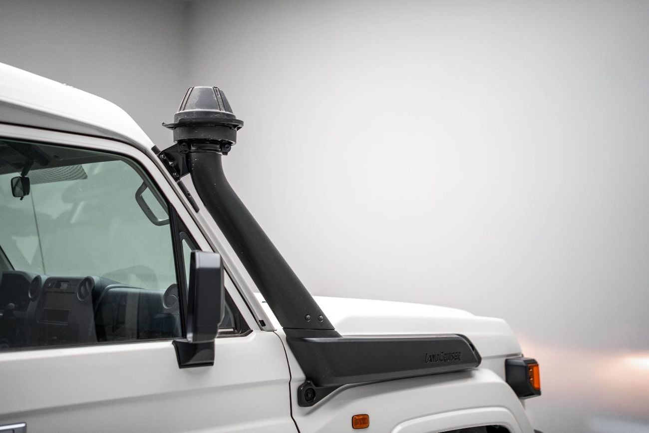 تويوتا لاند كروزر 70 LC 78 HARDTOP 4.0L AT - White Inside Bluish Grey | Export Only