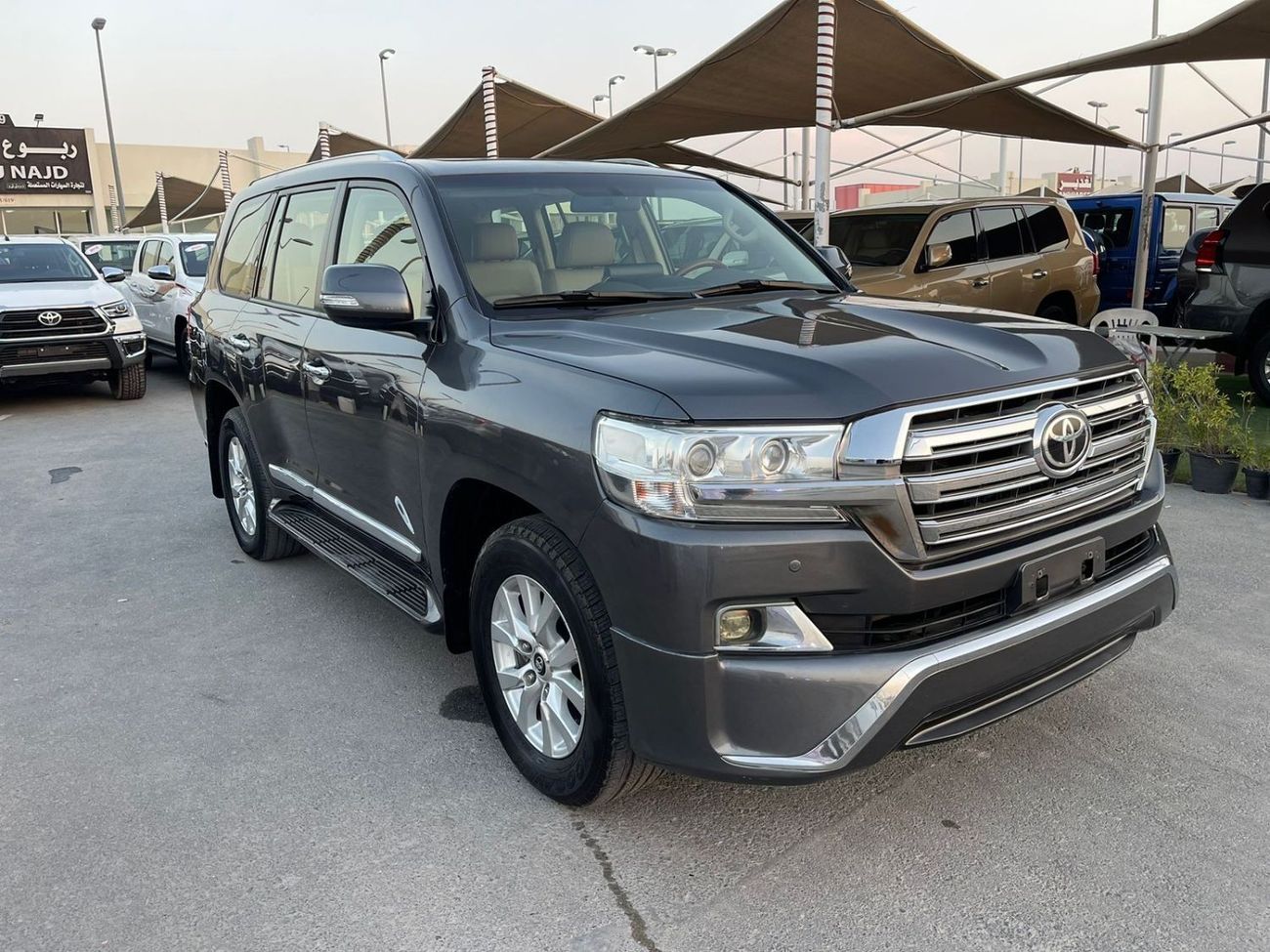 تويوتا لاند كروزر 2018 Toyota Land Cruiser GXR (J200), 5dr SUV, 4L 6cyl Petrol, Automatic, Four Wheel Drive. Clean Car