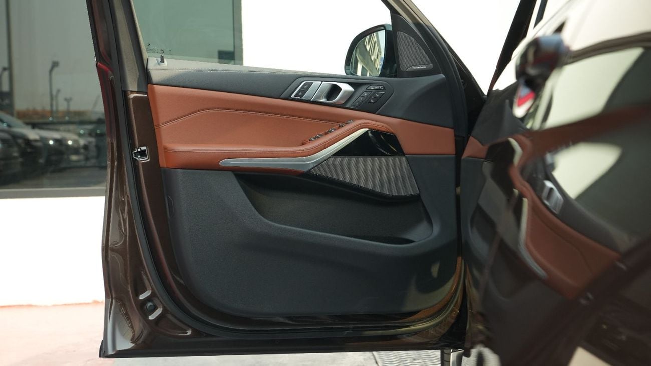 BMW X7 XDRIVE40i M SPORT PRO MACADAMIA METALLIC 2026MY EXPORT ONLY