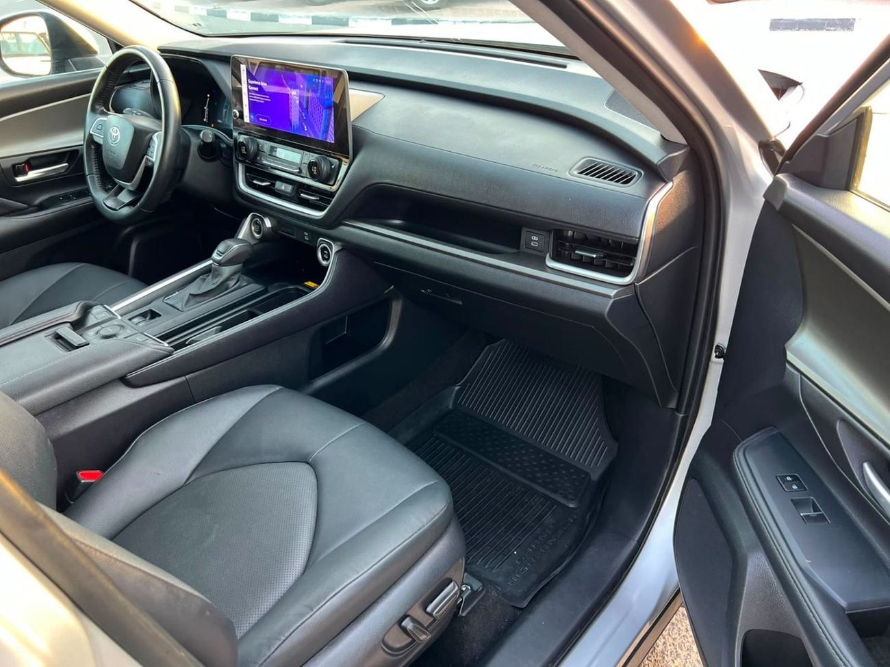 تويوتا جراند هايلاندر 2024 Toyota Grand Highlander XLE 2.4L V4 Turbo - AWD 4x4 Full Option With Dual Radar - Trunk Auto -
