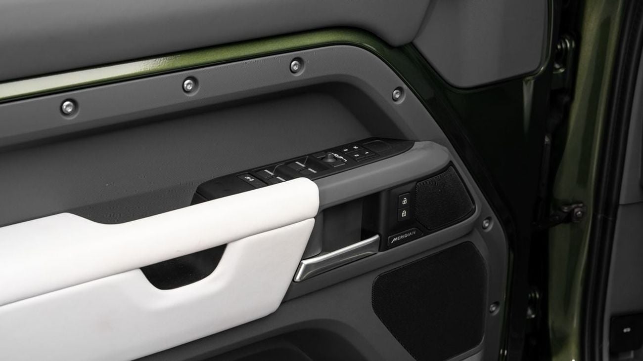 Land Rover Defender X-Dynamic HSE P400e - 2026