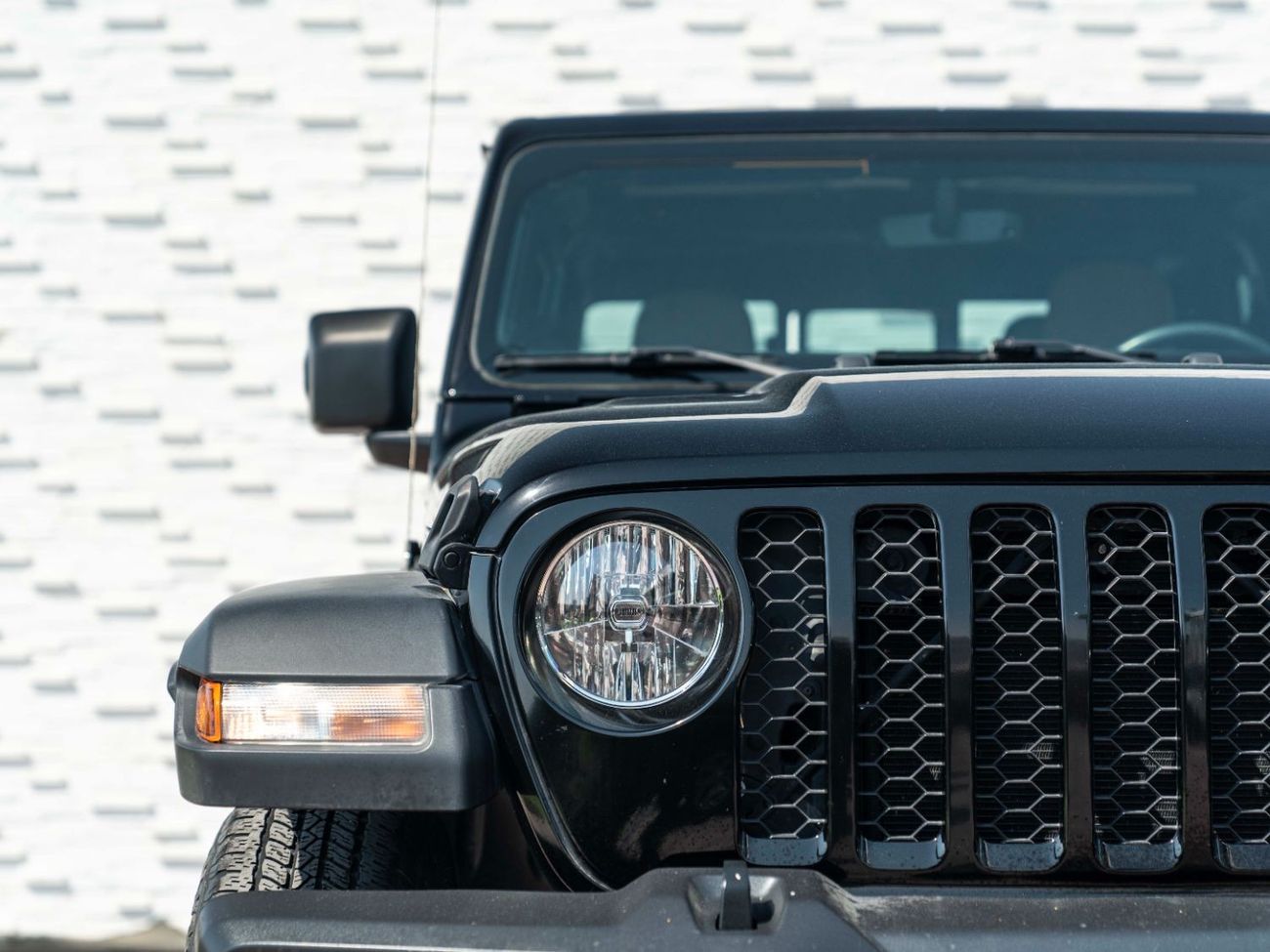 جيب جلادياتور AED 2,516 PM • GLADIATOR SPORT • ONLY 43,000 KM • OFFICIAL JEEP WARRANTY UNTIL 2027