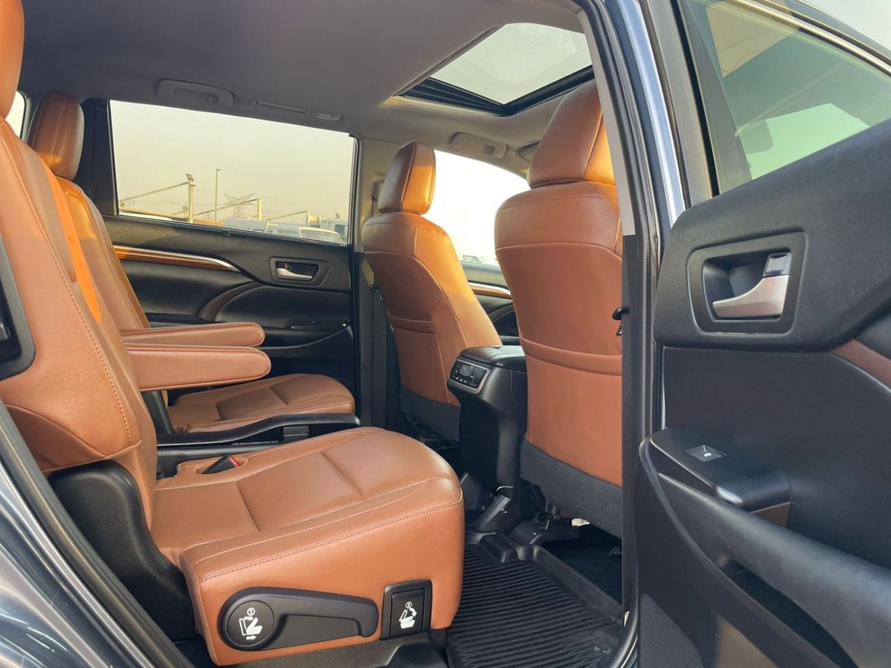 Toyota Highlander 2019 Toyota Highlander 3.5L V6 - Limited Edition Full Option 4x4 AWD - Inside Brown - Special Specs