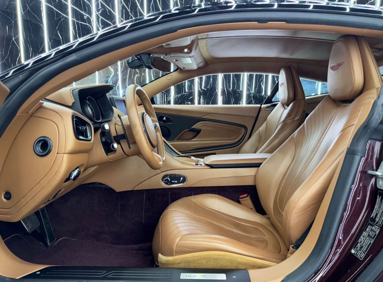 أستون مارتن DB11 STANDARD
