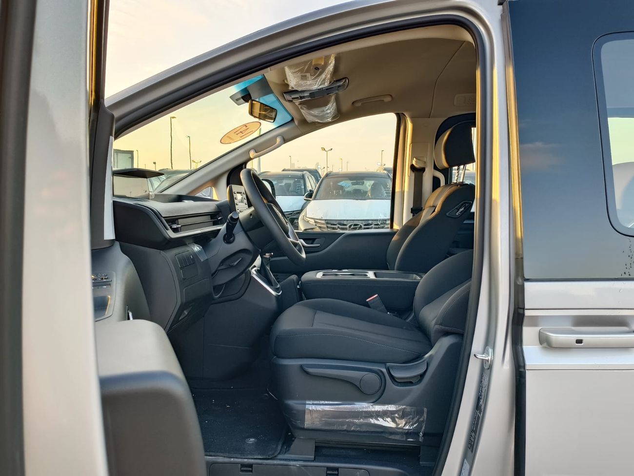 هيونداي ستاريا 3.5L V6 Petrol, M/T / Push Start, Rear Parking Sensor, 12 STR (CODE # HSU01)