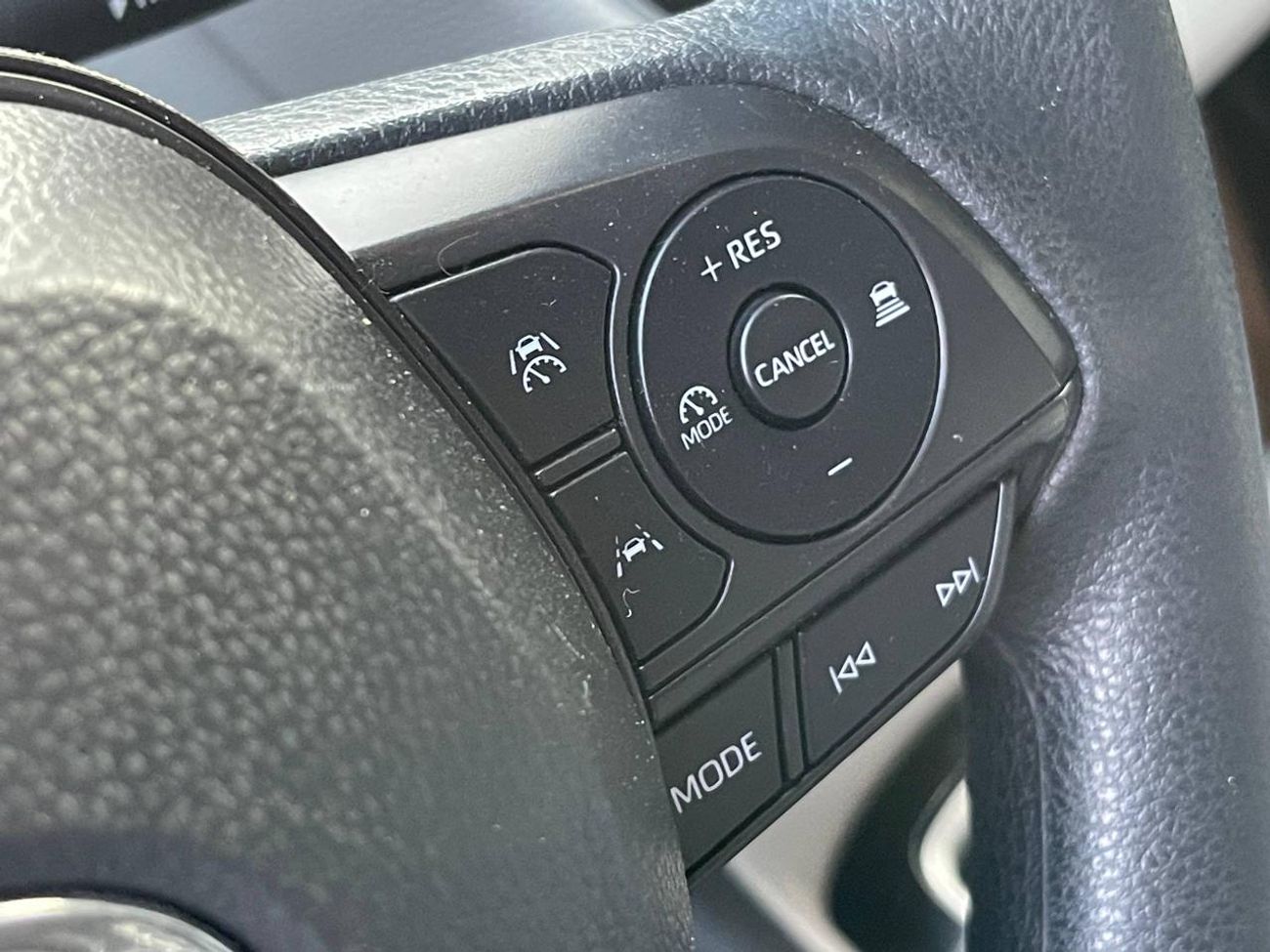 Toyota Corolla SE 2.0L LE / 2.0L V4 / LOW MILAGE / RADAR / ROAD ASSIST / BLIND SPOT / IN PERFECT CONDITION