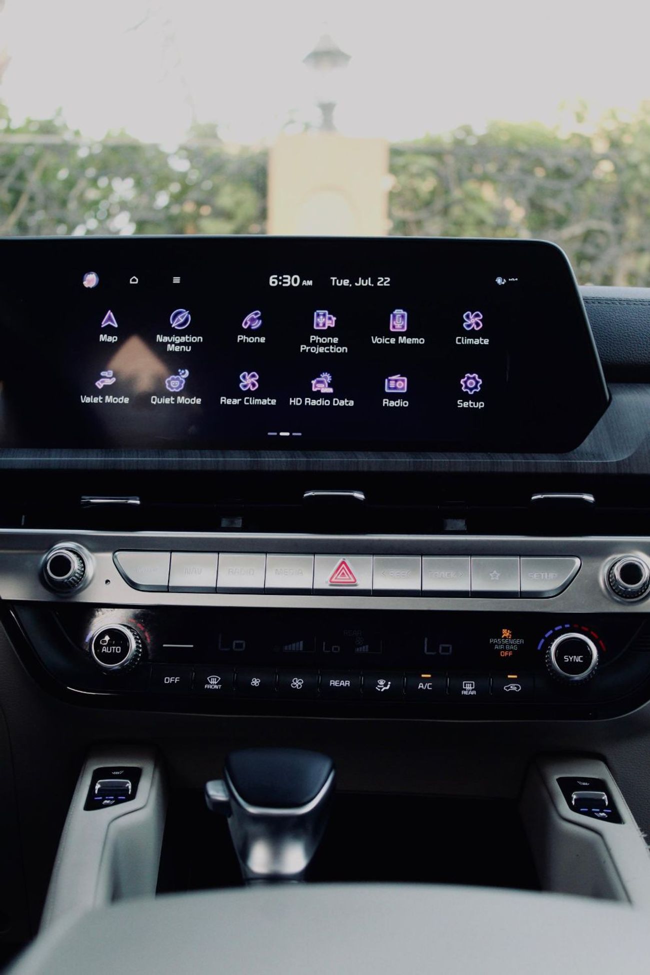 كيا تيلورايد The Kia Telluride is a popular 3-row, 7-8 seater midsize SUV, recognized for its luxurious, upscale 