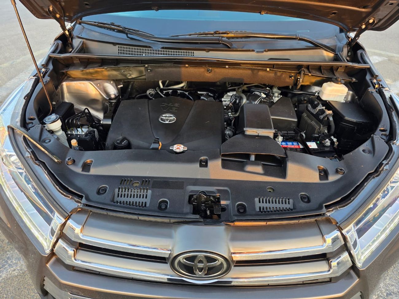 Toyota Highlander 2019 Model Limited Edition Sunroof , AWD, Push button and original leather