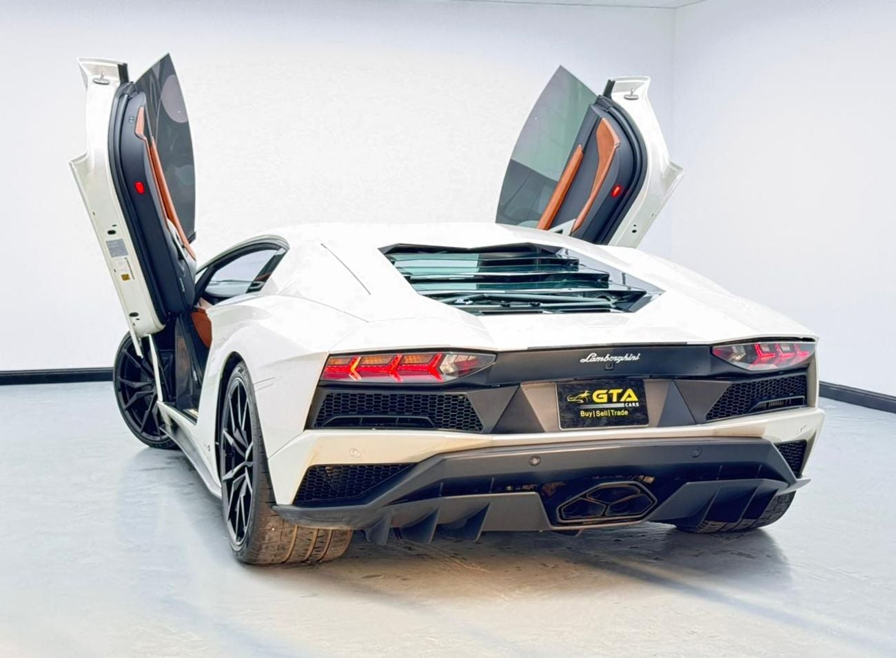 Lamborghini Aventador 2017 Lamborghini Aventador S Roadster, Lamborghini Service History, Excellent Condition, GCC