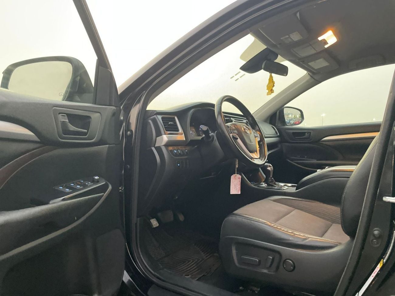 Toyota Highlander LE (NON GCC) 2017 Toyota Highlander MidOption - 3.5L V6 - 4x4 AWD - Full 7 Seater - Trunk Auto