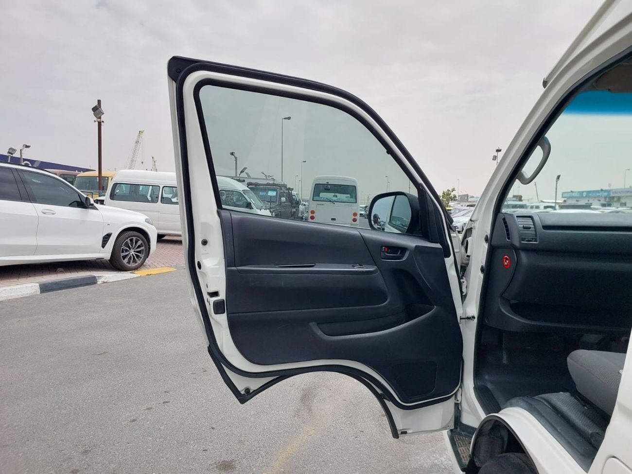 Toyota Hiace TOYOTA HIACE COMMUTER VAN RHD 2015 MODEL 3.0 L DIESEL AUTOMATIC(PM15106)