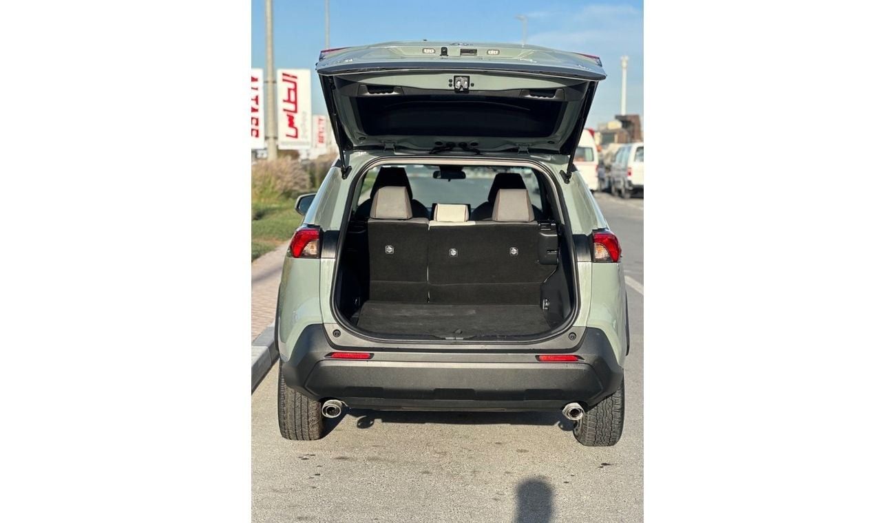 Toyota RAV4 XLE 4WD push start, leather seats,